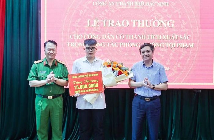 Lãnh đạo Công an thành phố Bắc Ninh khen thưởng em Phong.