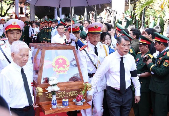 Lãnh đạo Đảng, Nhà nước di quan hài cốt các liệt sĩ về an táng tại Nghĩa trang TPHCM. Ảnh: Ngô Tùng
