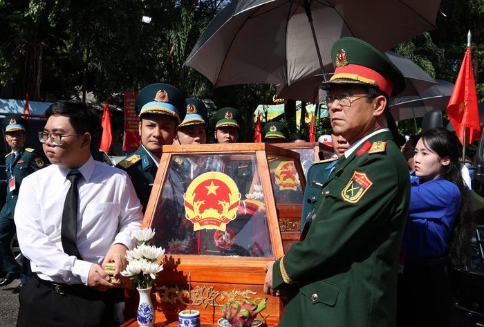  Trong buổi lễ đặc biệt này, hàng trăm bạn trẻ là sinh viên, đoàn viên thanh niên đang sinh sống, học tập tại TPHCM đã năng nổ tham gia công tác hậu cần, phục vụ việc an táng 731 hài cốt liệt sĩ﻿ được tìm kiếm, quy tập tại Công viên văn hóa Lê Thị Riêng diễn ra an toàn, chu đáo, trọn vẹn. 