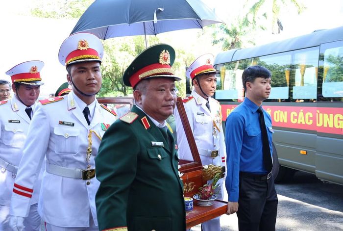 Anh Nguyễn Minh Triết - Ủy viên dự khuyết BCH Trung ương Đảng, Bí thư Thường trực Trung ương Đoàn tham dự lễ dâng hương, viếng, truy điệu và di quách các hài cốt liệt sĩ. Cùng với lãnh đạo Đảng, Nhà nước, tuổi trẻ Việt Nam khắc ghi đời đời công ơn to lớn của các liệt sĩ, phấn đấu góp công dựng xây đất nước ngày càng giàu mạnh, văn minh.