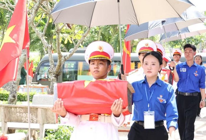 Phạm Ngọc Bảo Uyên (sinh viên Trường Đại học Kinh tế - Luật, Đại học Quốc gia TPHCM) cho biết, sau những ngày tập luyện, chuẩn bị, hôm nay nữ sinh rất xúc động chứng kiến giây phút hài cốt các Anh hùng liệt sĩ trở về nơi an nghỉ và được an táng. "Các chiến sĩ năm xưa đã chiến đấu, bảo vệ đất nước để chúng ta có ngày hôm nay. Em rất trân trọng công ơn của các cô, các dì, các bác, các chú", Bảo Uyên bộc bạch.