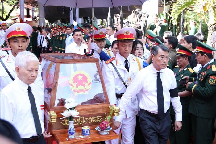 Tại hoạt động trọng thể này, Thủ tướng Chính phủ Lê Minh Hưng cùng các lãnh đạo, nguyên lãnh đạo Đảng, Nhà nước đã thành kính dâng hoa, dâng hương và đưa tiễn anh linh các Anh hùng liệt sĩ từ nơi quy tập đến Nghĩa trang Liệt sĩ TPHCM (phường Long Bình) để an táng.