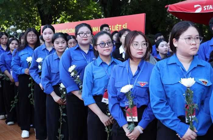 Tham gia công tác hậu cần của buổi lễ, Nguyễn Ngọc Anh (sinh viên Trường Đại học Ngoại ngữ - Tin học TPHCM) bày tỏ niềm tự hào khi có ông từng là một người lính đóng góp công sức cho đất nước. Nữ sinh nói khi được trường cử tham gia, bạn rất tự hào khi được đưa các liệt sĩ về nơi an nghỉ. "Thời tiết hôm nay rất nóng, hoạt động liên tục cũng mệt, dù vậy chúng em xác định mình cố gắng nhiều hơn", Ngọc Anh chia sẻ.