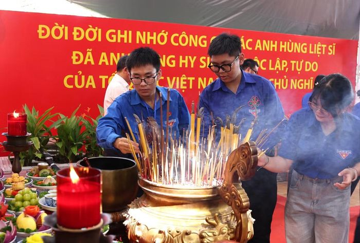Các bạn trẻ thắp hương kính viếng các Anh hùng liệt sĩ tại Công viên văn hóa Lê Thị Riêng. Ảnh: Ngô Tùng