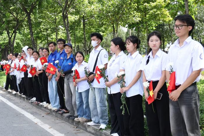 Trong hành trình đoàn xe đưa hài cốt liệt sĩ từ Công viên văn hóa Lê Thị Riêng về Nghĩa trang Liệt sĩ TPHCM, đông đảo các em học sinh, sinh viên, đoàn viên thanh niên đã thành kính đứng dọc đường để bày tỏ lòng tri ân và thành kính tiễn biệt các bậc tiền bối cách mạng về nơi an nghỉ.