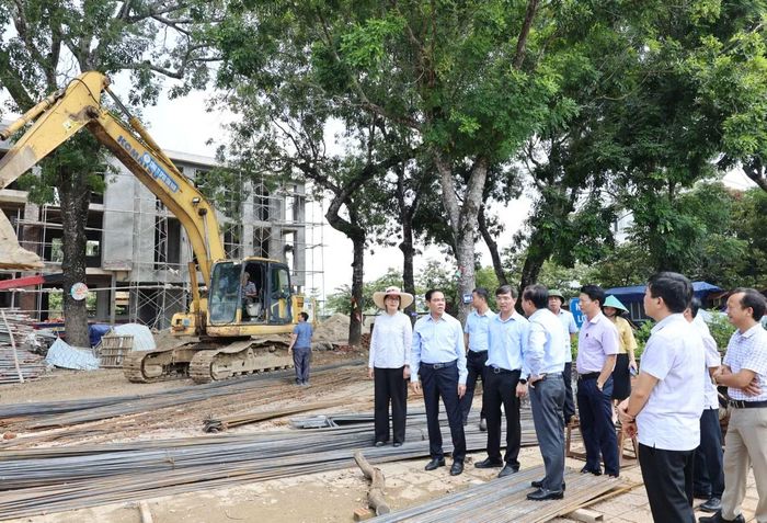 Chủ tịch UBND tỉnh Nghệ An Võ Trọng Hải kiểm tra dự án xây dựng Trường Tiểu học xã Yên Thành.