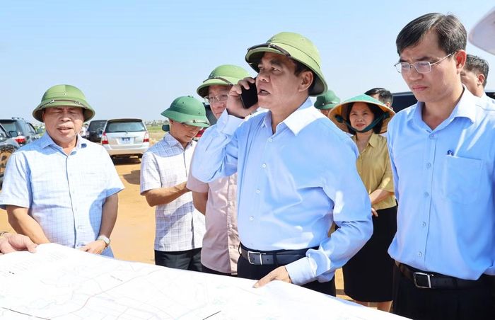 Chủ tịch UBND tỉnh Nghệ An Võ Trọng Hải gọi điện đôn đốc nhà thầu đẩy nhanh tiến độ, yêu cầu xử lý nghiêm nếu không thực hiện đúng cam kết.