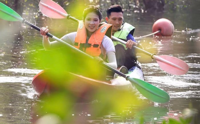 Trước khi bắt đầu, các cô gái được hướng dẫn kỹ thuật sử dụng mái chèo, điều khiển thuyền. Hành trình đưa thí sinh đi giữa những tán cây, quan sát cảnh quan và đời sống của các loài sinh vật trong rừng ngập mặn.