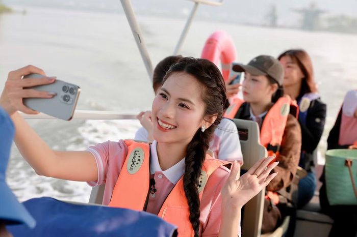 Các thí sinh di chuyển bằng cano ra khu vực rừng ngập mặn ven biển Đồ Sơn, sau đó chèo kayak khảo sát, tìm hiểu cảnh quan và hệ sinh thái nơi đây.