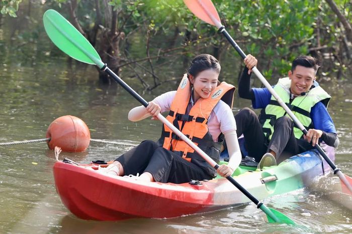 “Giới trẻ nên quan tâm đến mảng xanh ven biển, thay vì chỉ chú ý tới việc phủ xanh đồi trọc”, thí sinh Nguyễn Thị Kim Châu (SBD 168) chia sẻ.