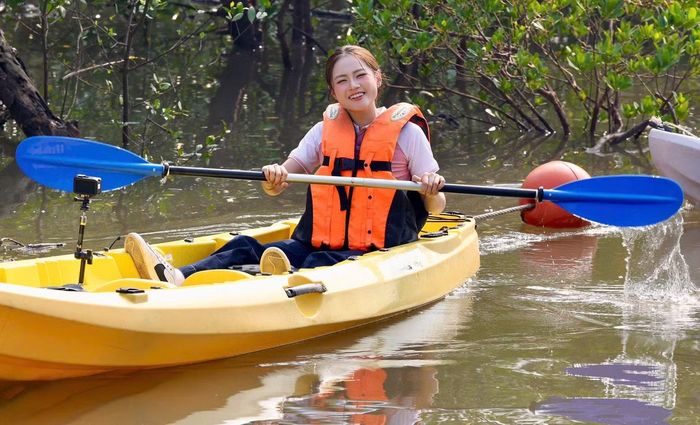 Nguyễn Ngọc Thảo Nguyên (SBD 450) thích thú khi quan sát cây bần, ốc, hàu trong chuyến đi. Lời giới thiệu của hướng dẫn viên giúp cô hiểu thêm về các loài sinh vật và môi trường sống của chúng.