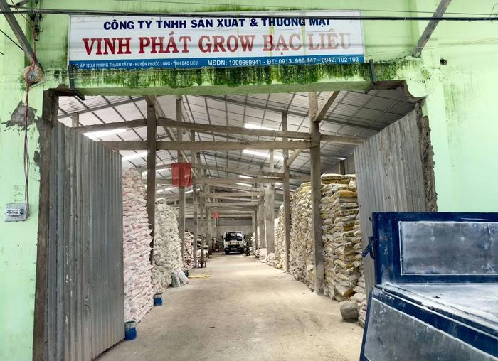 Kho chứa hàng thành phẩm và nguyên liệu sản xuất phân bón giả tại công ty của Hứa Văn Chọn
