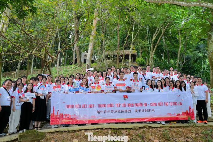Thanh niên Việt - Trung chụp ảnh lưu niệm tại "địa chỉ đỏ" ATK Định Hóa, Thái Nguyên.