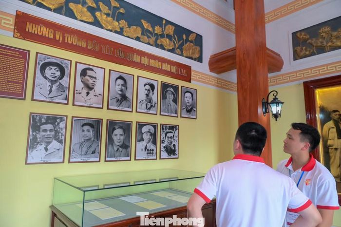 Đại biểu thanh niên tham quan học tập và tham khảo các tư liệu lịch sử tại đồi Pụ Đồn.