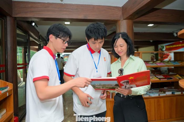 Thanh niên Trung Quốc tìm hiểu các tư liệu về Chủ tịch Hồ Chí Minh và Đại tướng Võ Nguyên Giáp trong thời kỳ hoạt động tại ATK Định Hóa, Thái Nguyên.