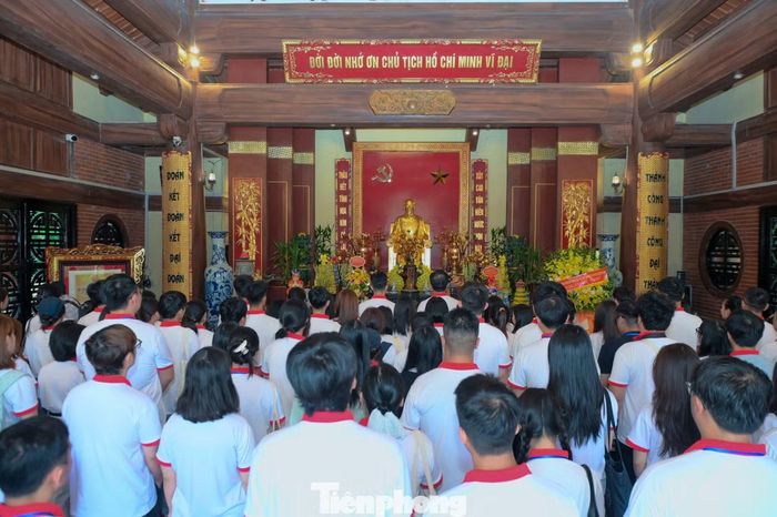 Các đại biểu thanh niên Việt - Trung tưởng niệm Chủ tịch Hồ Chí Minh.