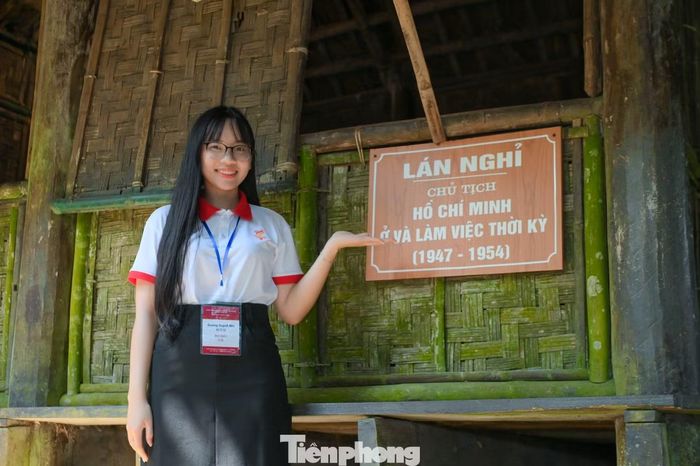 Đại biểu chương trình Hành trình đỏ tham quan và tìm hiểu tại di tích lịch sử Tỉn Keo nơi Chủ tịch Hồ Chí Minh đã nhiều lần ở và làm việc.