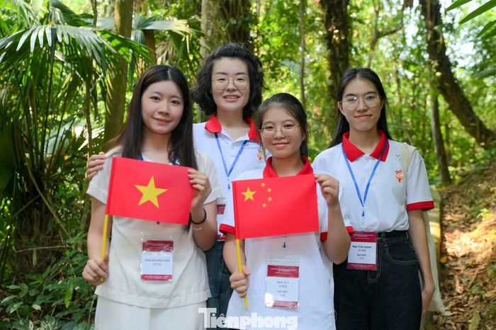 Phút chụp ảnh giao lưu của thanh niên Việt - Trung trong chuyến hành trình về "địa chỉ đỏ" cách mạng.