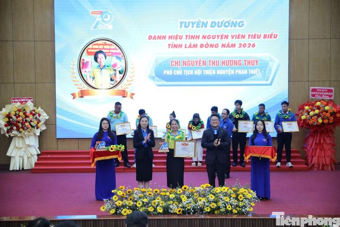 Chị Thủy nhận Bằng khen của Hội LHTN Việt Nam tỉnh Lâm Đồng trong lĩnh vực tình nguyện năm 2026.