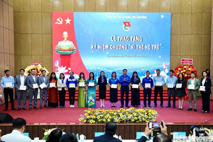Trao kỷ niệm chương 'Vì thế hệ trẻ' cho 17 cá nhân.