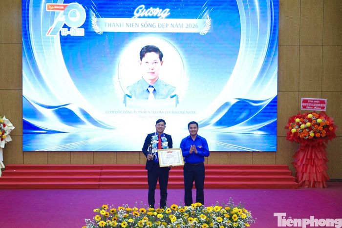 Trao giải thưởng 'Thanh niên sống đẹp' của Trung ương Hội LHTN Việt Nam cho anh Nguyễn Hữu Nhơn - Giám đốc Công ty TNHH Nấm Linh Chi.