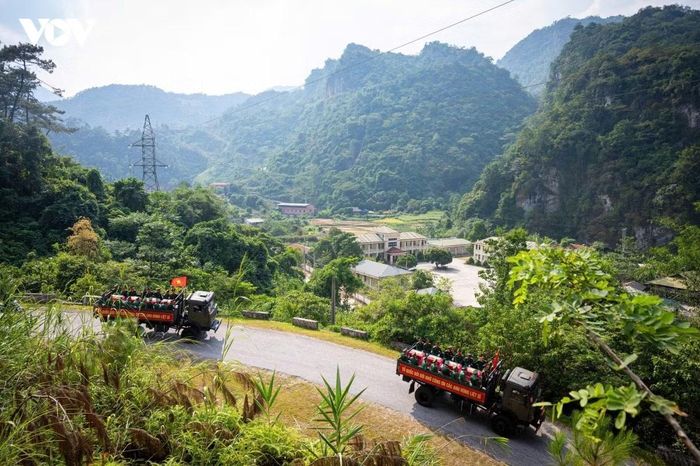 Sau nghi thức dâng hương, mặc niệm và tiễn biệt, các hài cốt liệt sĩ lần lượt được đưa lên xe, bắt đầu hành trình về Nghĩa trang Liệt sĩ Quốc gia Vị Xuyên.