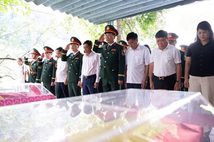 Đại diện Bộ Chỉ huy quân sự tỉnh Tuyên Quang, chính quyền địa phương và các thành viên Đội Tìm kiếm, quy tập hài cốt liệt sĩ tại lễ tiễn đưa 93 liệt sĩ hy sinh trong các cuộc chiến đấu bảo vệ Tổ quốc.