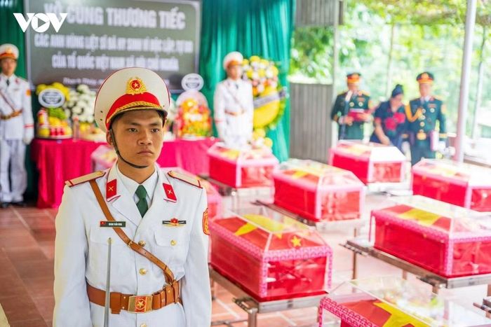  Trang nghiêm nghi lễ tiễn đưa các liệt sĩ. 