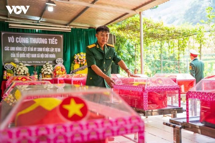 Cựu chiến binh Trịnh Xuân Hùng, nguyên Tiểu đoàn trưởng Tiểu đoàn 5 Trung đoàn 153, Sư đoàn 356 tiễn đưa đồng đội về nơi an nghỉ cuối cùng. Ông Trịnh Xuân Hùng là người trực tiếp chỉ huy Tiểu đoàn 5 đánh trận ngày 12/7/1984.