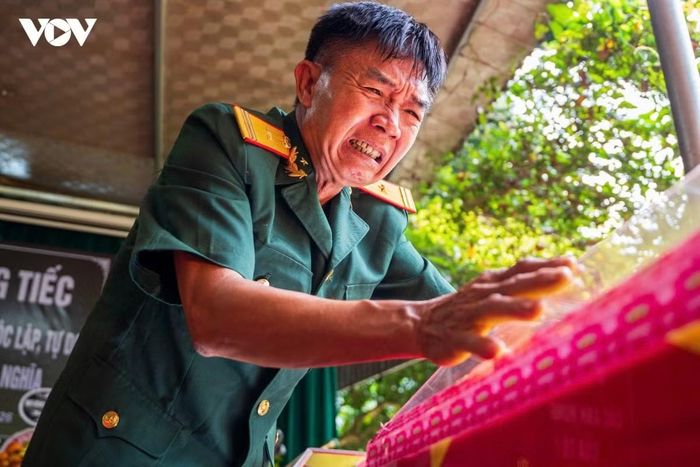 Cựu chiến binh Trịnh Xuân Hùng không khỏi xúc động khi gặp lại đồng đội.