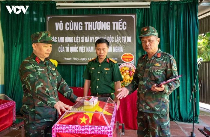 Theo Thượng tá Nguyễn Hữu Tiệp (ngoài cùng bên phải), Phó Đội trưởng Đội tìm kiếm quy tập hài cốt liệt sĩ, Bộ Chỉ huy Quân sự tỉnh Tuyên Quang, thực hiện Chiến dịch 500 ngày đêm, Đội tìm kiếm, quy tập hài cốt liệt sĩ đã triển khai tìm kiếm tại 4 vùng dự án, gồm các xã Lao Chải, Minh Tân, Thanh Thủy và các khu vực liên quan. "Đến thời điểm hiện tại, chúng tôi đã quy tập được 98 hài cốt liệt sĩ. Trong đó, 5 hài cốt liệt sĩ đã xác định được danh tính, được bàn giao cho địa phương và gia đình để tổ chức lễ truy điệu, an táng theo nguyện vọng của gia đình. Hiện nay, tại vị trí này, chúng tôi đang chuẩn bị các điều kiện để đưa 93 hài cốt liệt sĩ về Nghĩa trang Liệt sĩ Vị Xuyên", Thượng tá Nguyễn Hữu Tiệp nói.