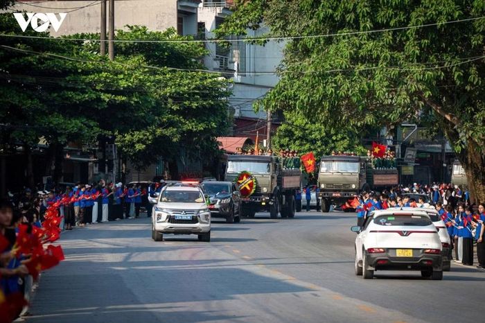 Từ Quảng trường 26/3, phường Hà Giang 1 theo Quốc lộ 2, đoàn xe chở hài cốt liệt sĩ tiếp tục hành trình trong sự đón chào trang nghiêm của nhân dân. Dọc hai bên đường, người dân, đoàn thanh niên, các em học sinh cầm cờ Tổ quốc đứng lặng, hướng về đoàn xe với sự tri ân thành kính tiễn đưa các anh về nơi an nghỉ.