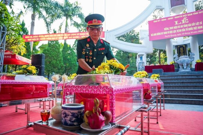 Đằng sau mỗi hài cốt được tìm thấy là hành trình gian nan của những người lính làm nhiệm vụ, là sự kiên trì giữa núi rừng hiểm trở và niềm hy vọng chưa bao giờ tắt của những gia đình liệt sĩ. Có những người đã xác định được danh tính, nhưng cũng còn những người chưa thể gọi tên. Dẫu vậy, các anh vẫn luôn được Tổ quốc ghi công, được nhân dân tưởng nhớ.