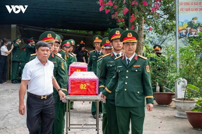 Hài cốt các liệt sĩ được di chuyển lên xe để đưa về Nghĩa trang Liệt sĩ quốc gia Vị Xuyên.