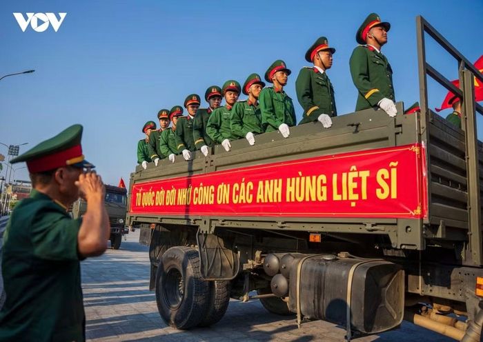 Đoàn xe chở hài cốt các liệt sĩ đi qua quảng trường 26/3, trung tâm phường Hà Giang 1, tỉnh Tuyên Quang. Lễ viếng, truy điệu và an táng hài cốt liệt sĩ sẽ được tổ chức trọng thể vào sáng 15/10, chương trình có sự tham dự của lãnh đạo Đảng, Nhà nước và đông đảo Nhân dân. Buổi lễ nhằm tri ân các liệt sĩ, nhắc nhớ thế hệ trẻ về sự hy sinh cao cả của những người đã ngã xuống để bảo vệ từng tấc đất thiêng liêng của Tổ quốc.