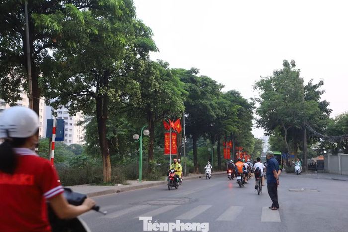 Ông Nguyễn Huy Tư - cư dân chung cư CT1 Bắc Linh Đàm - cho biết đã sinh sống tại đây hơn 4 năm. Theo ông, xung quanh tòa nhà có khoảng 13-15 cây hoa sữa lớn. Khi bước vào mùa hoa, mùi hương tỏa ra rất mạnh, ảnh hưởng đến sinh hoạt của nhiều hộ dân. "Những cây hoa sữa ở đây đã trồng từ lâu, thân cây lớn nên mỗi khi đến mùa hoa, mùi rất khó chịu. Ban ngày còn đỡ một chút nhưng buổi tối, đặc biệt là ban đêm, mùi rất nồng. Cư dân cũng có người thắc mắc tại sao xung quanh nhà lại trồng nhiều cây hoa sữa đến thế", ông Tư chia sẻ.