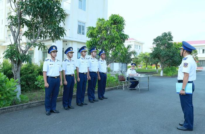 Theo dõi, thông qua giáo án huấn luyện điều lệnh ở Vùng Cảnh sát biển 4.