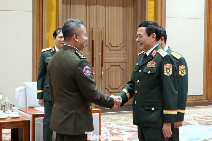 Đại tướng Phan Văn Giang đón Đại tướng Khamliang Outhakaysone và Đại tướng Tea Seiha tới dự cuộc gặp thường niên. Ảnh: Nguyễn Minh