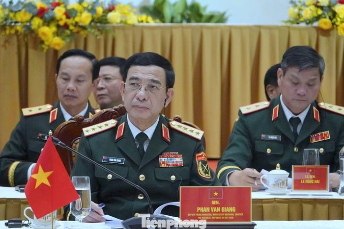 Đại tướng Phan Văn Giang đề nghị Quân đội ba nước tiếp tục trao đổi kinh nghiệm quản lý, bảo vệ biên giới và đấu tranh với tội phạm xuyên quốc gia.