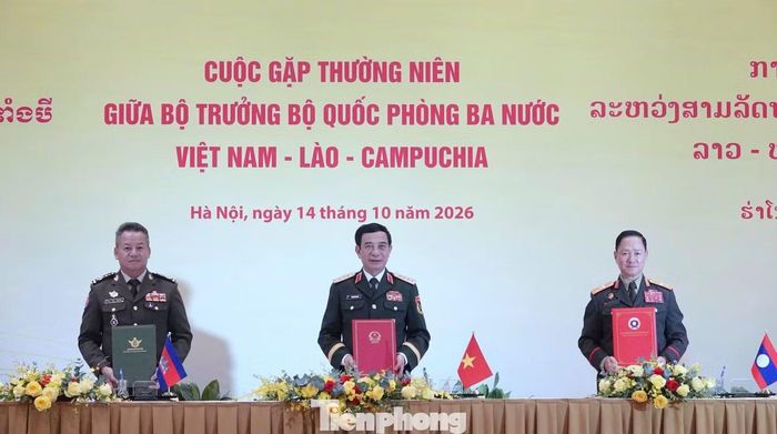 Đại tướng Phan Văn Giang, Đại tướng Khamliang Outhakaysone và Đại tướng Tea Seiha đã ký Biên bản Cuộc gặp.