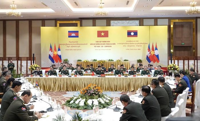 Tại cuộc gặp, các bên cũng trao đổi về tình hình thế giới, khu vực và những thành tựu của ba nước, ba Quân đội.