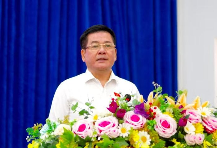 Phó Chủ tịch Quốc hội Nguyễn Hồng Diên phát biểu tại buổi tiếp xúc cử tri với người dân phía Tây tỉnh Gia Lai.