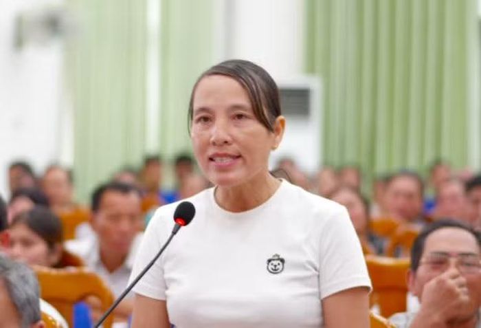 Các cử tri kiến nghị tại buổi tiếp xúc cử tri.