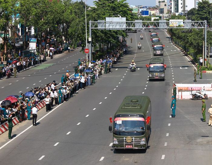 Đoàn xe nghi lễ đặc chủng chở 731 hài cốt liệt sĩ di chuyển từ Công viên Văn hóa Lê Thị Riêng về an táng tại Nghĩa trang Liệt sĩ TP HCM.