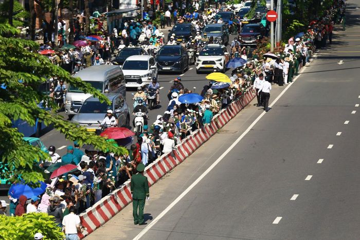 Người dân đội nắng chờ tiễn đưa 731 liệt sĩ.