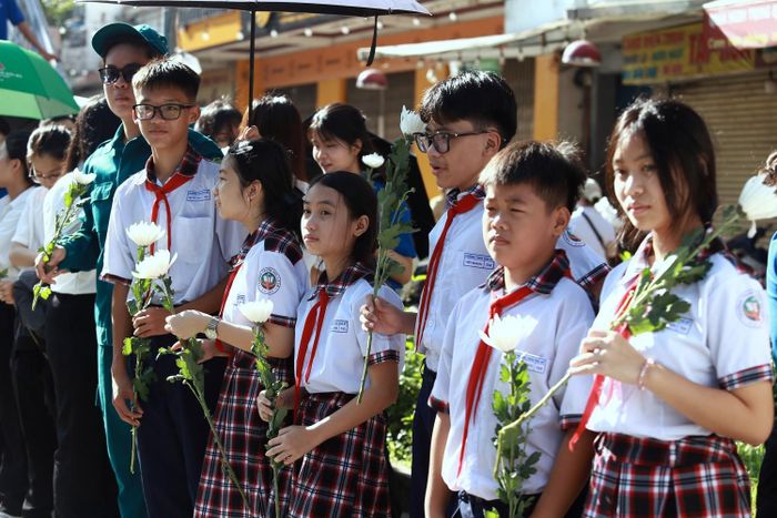 Những nhành hoa trắng thay lời tri ân gửi đến những người đã nằm lại vì độc lập, tự do của Tổ quốc.
