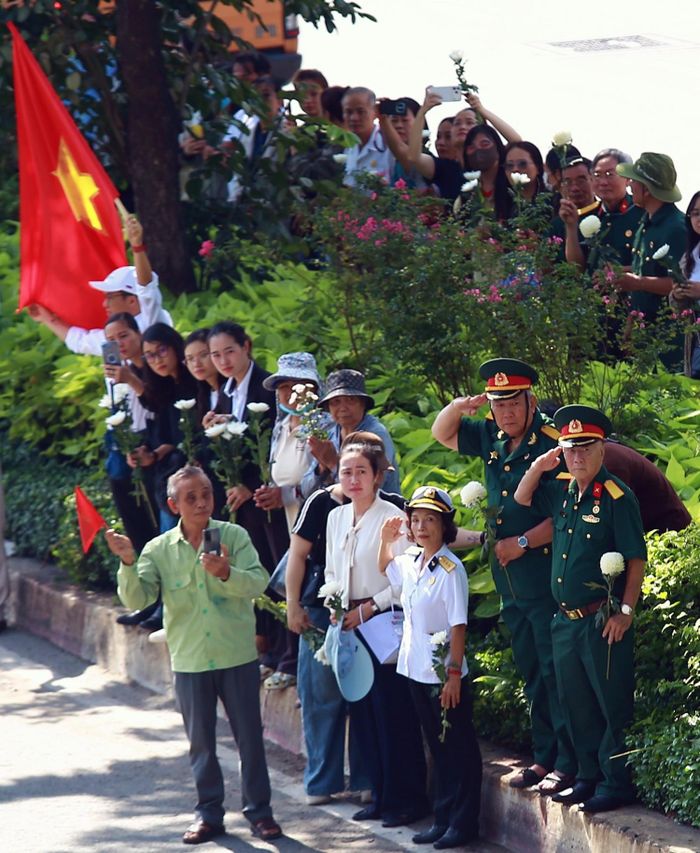 Các cựu binh thực hiện nghi thức chào tạm biệt những chiến sĩ đã hy sinh.