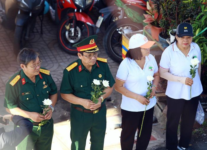 Những cựu binh đứng lặng lẽ bên đường tiễn đưa đoàn.