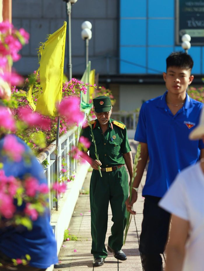 Có những cựu binh đến từ sớm để kịp tiễn biệt đoàn.