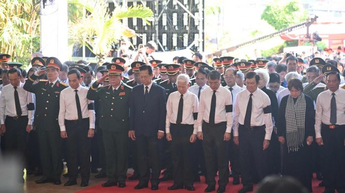 Đoàn lãnh đạo, nguyên lãnh đạo Đảng, Nhà nước vào viếng.
